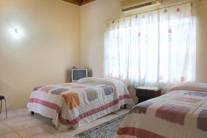 Geniet van de veelzijdigheid van onze kamers met twee eenpersoonsbedden, perfect voor vrienden of familiereizigers.