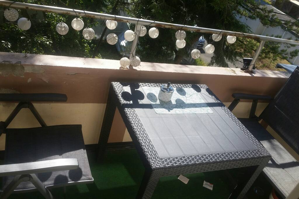 Zum Innenhof gelegener kleiner Raucher-/Sonnenbalkon