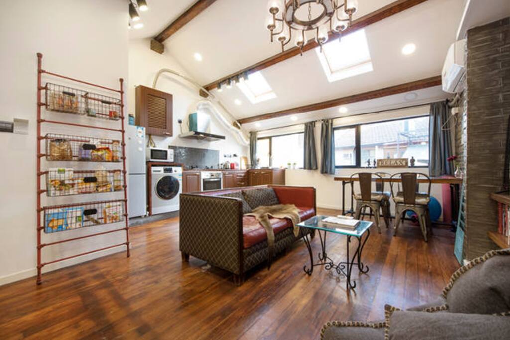 Windows are south facing, the whole room is warm and bright, it's the key to enjoy a lazy cozy winter afternoon.