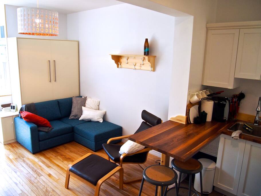 Plafond haut et bien décoré.