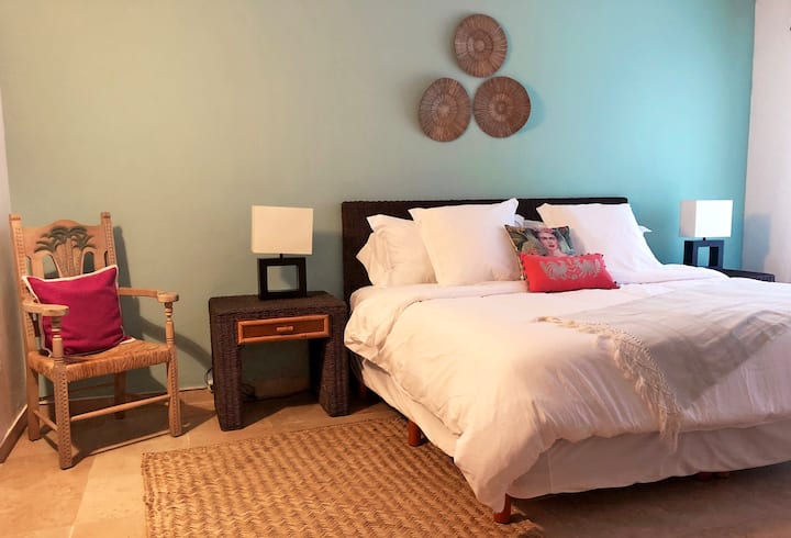 Chumba cha 1. Sehemu ya kupumzika kama inavyohitaji likizo. 
Specs: Kitanda cha ukubwa wa King, bafu kamili, A/C,  Cable TV. 