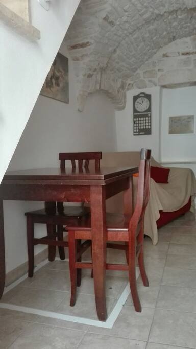 Soggiorno con divano letto e tavolo apribile con sedie