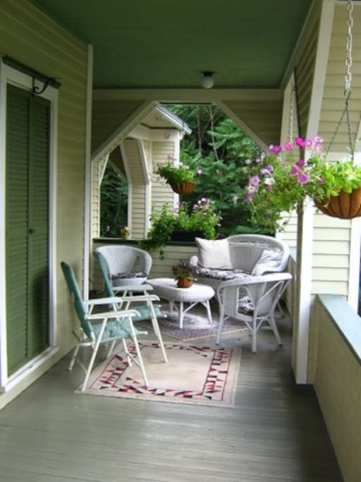 Wraparound porch, sitting area