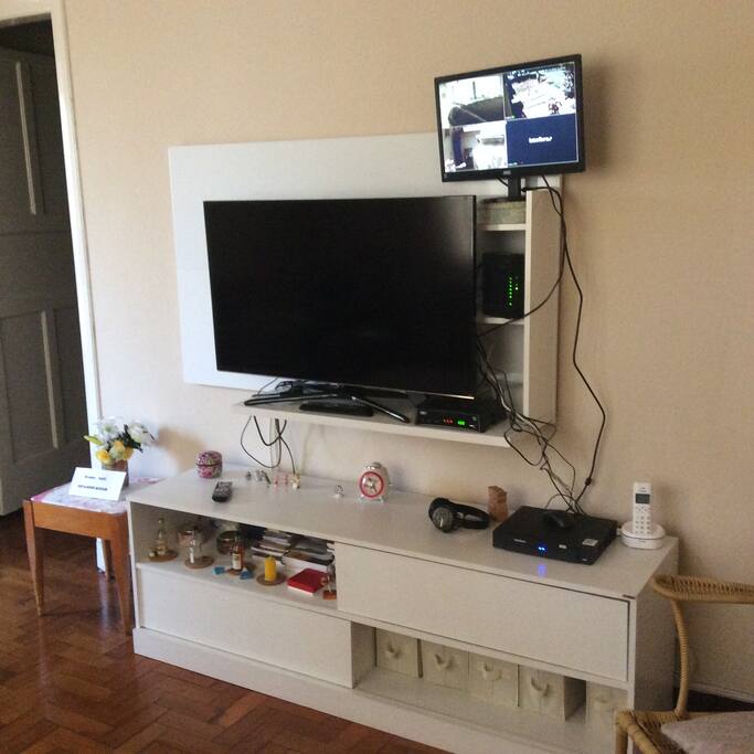Smart TV com acesso à internet , YouTube e TV a cabo.