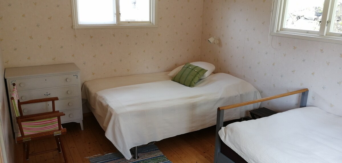 Dva kreveta (140+120 cm), komoda, stol i stolice. Savršena dječja soba s mnogo prostora za igru i rukotvorine