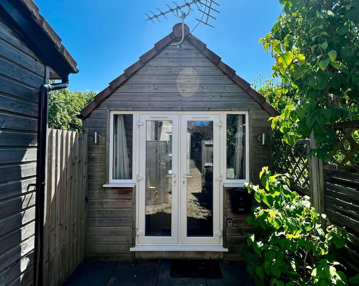 Detached annexe with parking and private access. Guest houses for