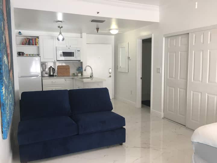 das Schlafsofa. Ich habe es bei Crate & Barrel New York gekauft. Es ist sehr komfortabel.