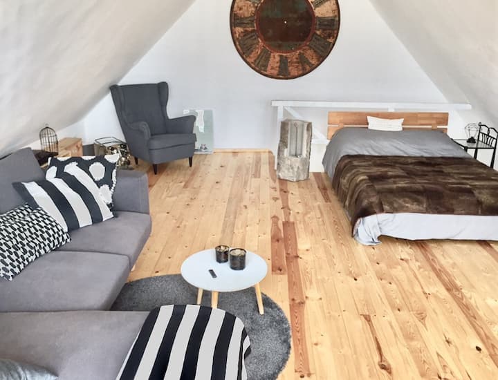Dormitorio 1: una cama doble, un sofá y acceso a la terraza de la azotea.