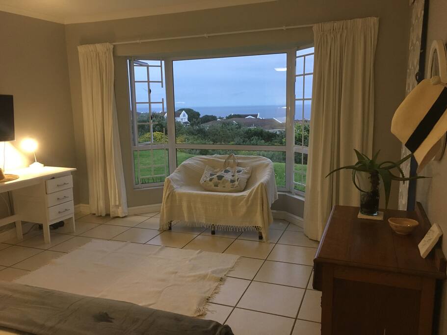 The main en suite has a queen size bed fitted with crisp white linen.