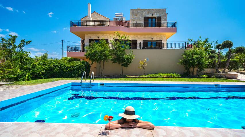 Luxurious house overlooking Cretan mountains