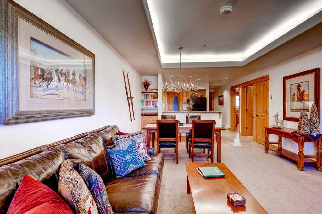 Furniture,Lighting,Couch,Indoors,Room