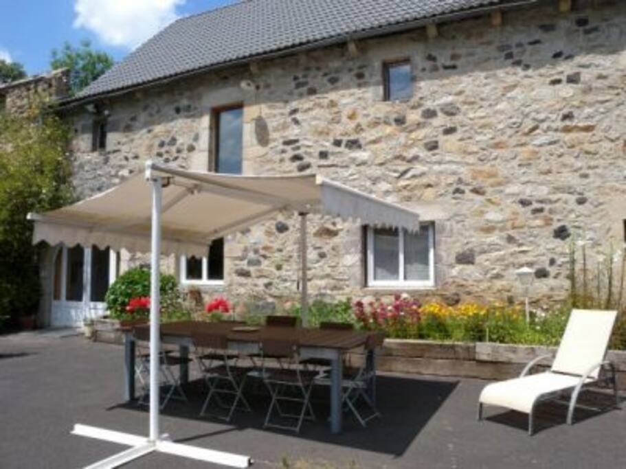 Un grand espace devant la maison accessible à tous.