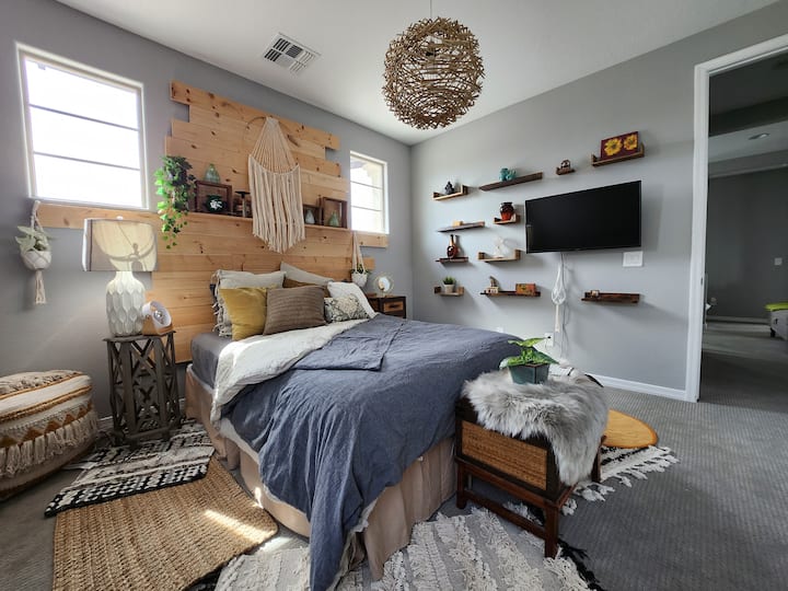 带吊椅的波西米亚风格卧室- 2楼
带流媒体服务的大型衣柜
电视
