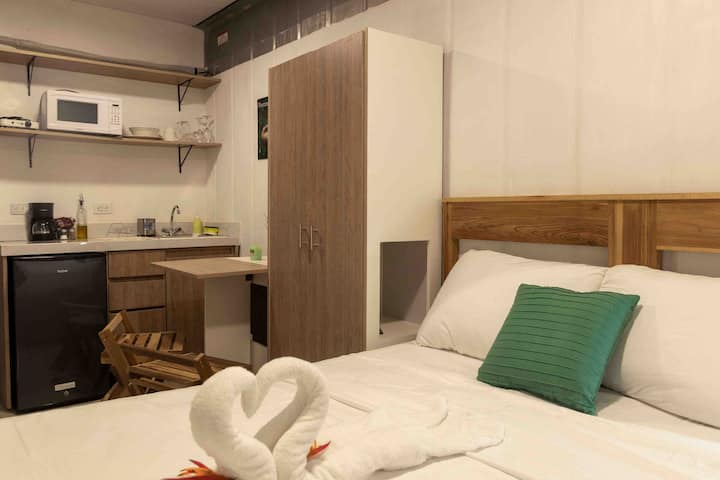 לחיות בהרמוניה עם הסביבה בחלל המיועד לשלווה ורווחה, המציע מיזוג אוויר, טלוויזיה, שולחן לילה ומטבח מאובזר.