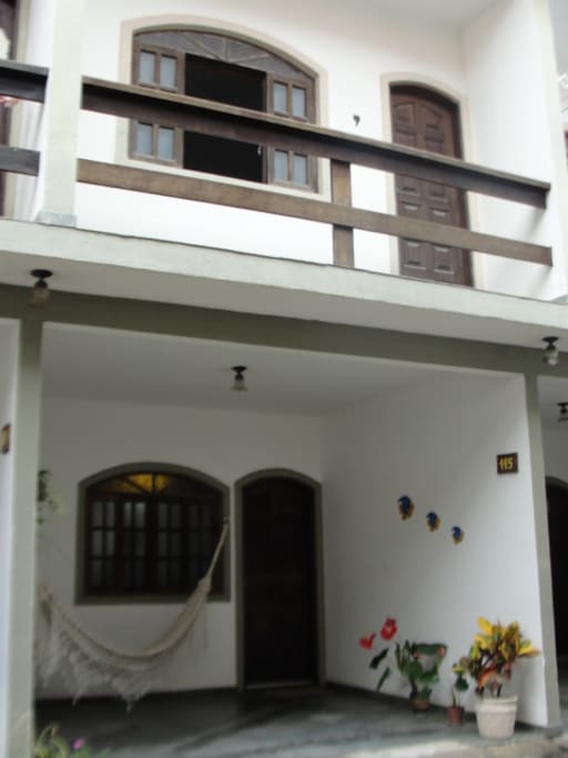 Visão da casa (entrada-garagem com visão do Quarto com varanda do segundo piso)