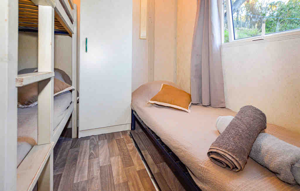 חדר שינה 2:
מיטת קומתיים אחת ב -80 ועוד מיטת יחיד אחת ב -80.
(3 אנשים ).