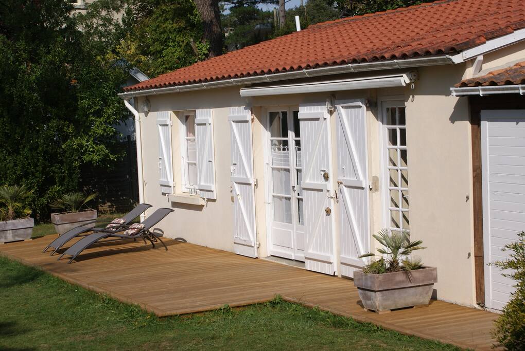 Voici l'annexe vue de la terrasse de la maison