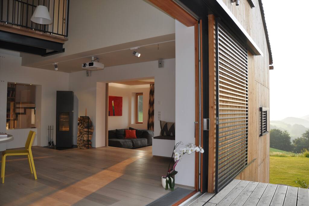 Country residence with grand panoramic view into the foothills of the alps - Einsame Almlage mit Ausblick ins weite Voralpenland.