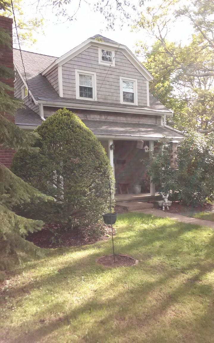 Beautiful,old Style Cape Cod Cottage. - Mashpee, MA