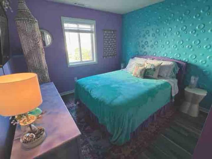 Aqui fica o quarto do corredor também conhecido como "a sala de bolhas". A parede atrás da cama possui um padrão de bolha, fazendo com que você pareça que você está flutuando no Oceano enquanto você adormece suavemente.
