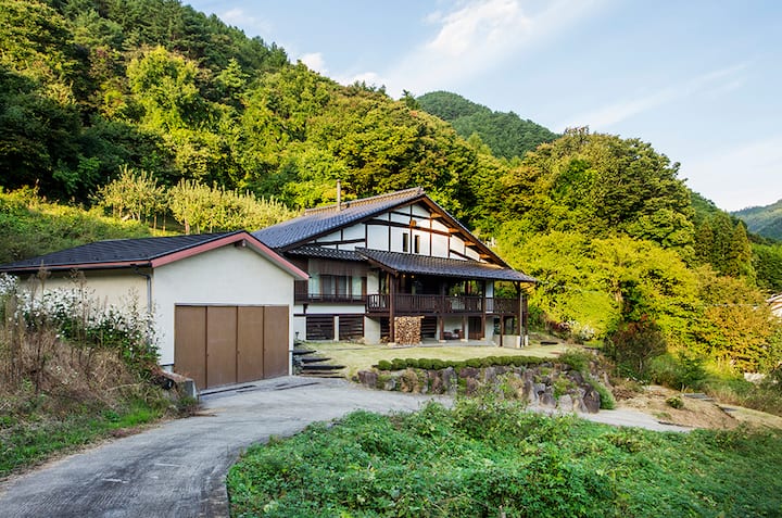 伝統的な日本家屋のデザインとモダンで快適な居心地の家 日帰り温泉利用券付き 借りられるヴィラ Ueda Shi Nagano Ken 日本 伝統的な日本家屋のデザインとモダンで快適な居心地の家 日帰り温泉利用券付き 借りられるヴィラ Ueda Shi Nagano Ken 日本