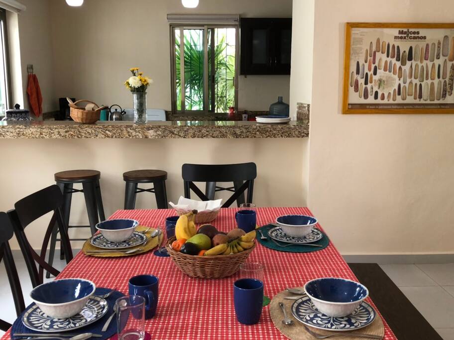 El comedor y la barra de la cocina.