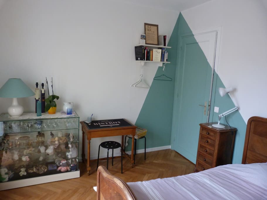 Un bureau avec wifi.