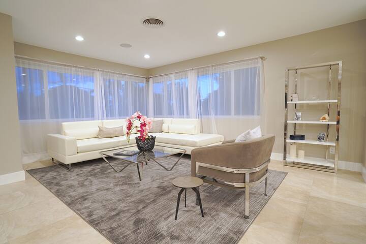 RENT LUXE 5 STAR NEW 4 BED + HTD POOL STUNNING!! gallery image 5