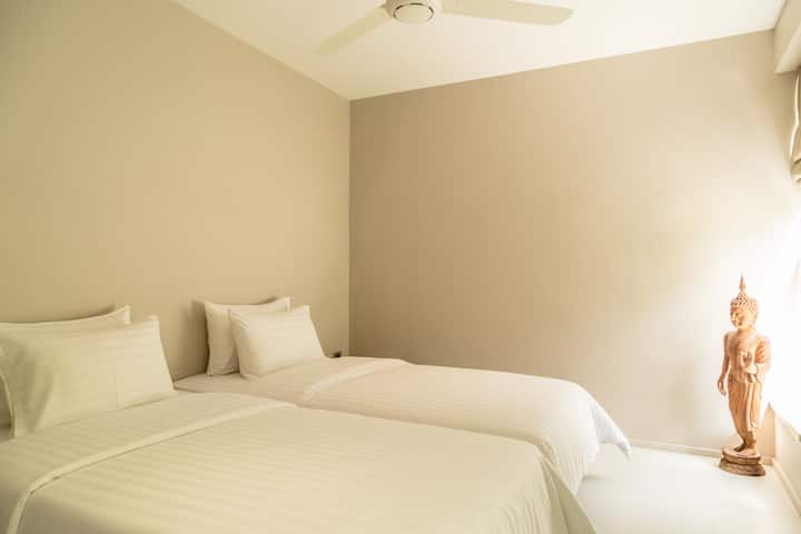 Двойна спалня с минималистичен стил и неутрални тонове – идеална за семейства или приятели.