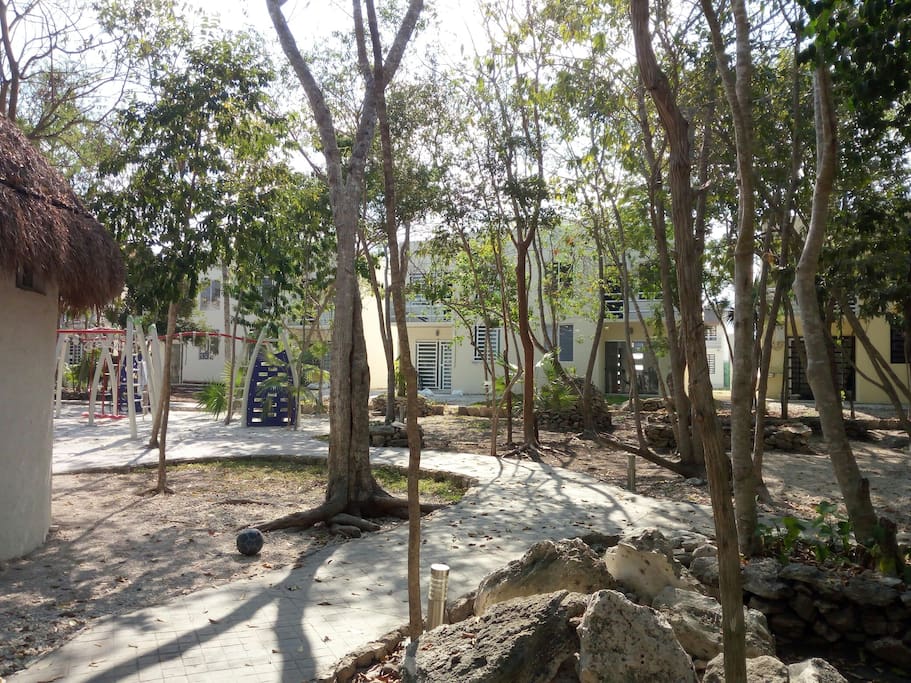jardín junto a la piscina comunitaria