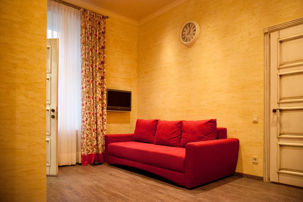 Диван раскладывается на ширину 160 см.
Прекрасно помещается 2 человека
The sofa in the width of 160 cm. Perfect fit 2 people