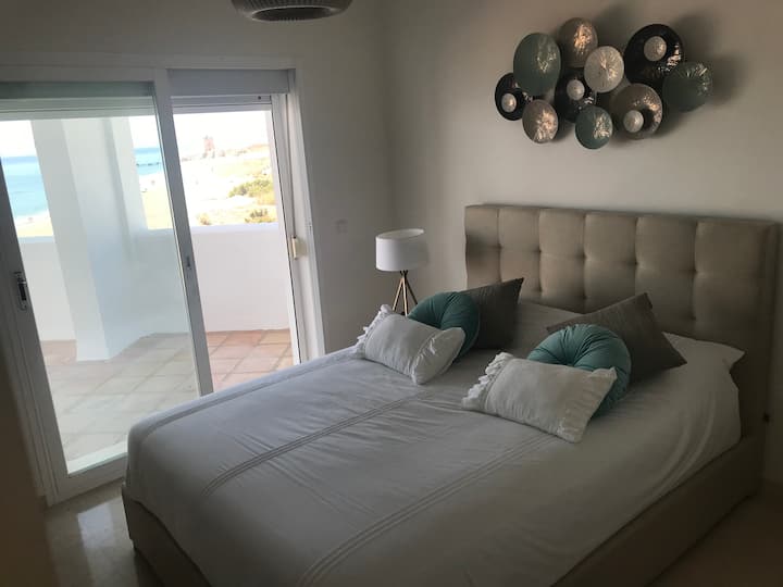 Dormitorio  principal con cama tamaño queen.