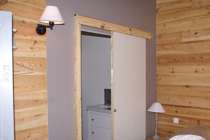 חדרי שינה עם חדרי רחצה צמודים
