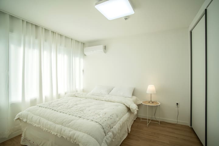 U maloj prostoriji 1 nalazi

se bračni krevet, klima-uređaj, stalak i ugradbeni ormar.
