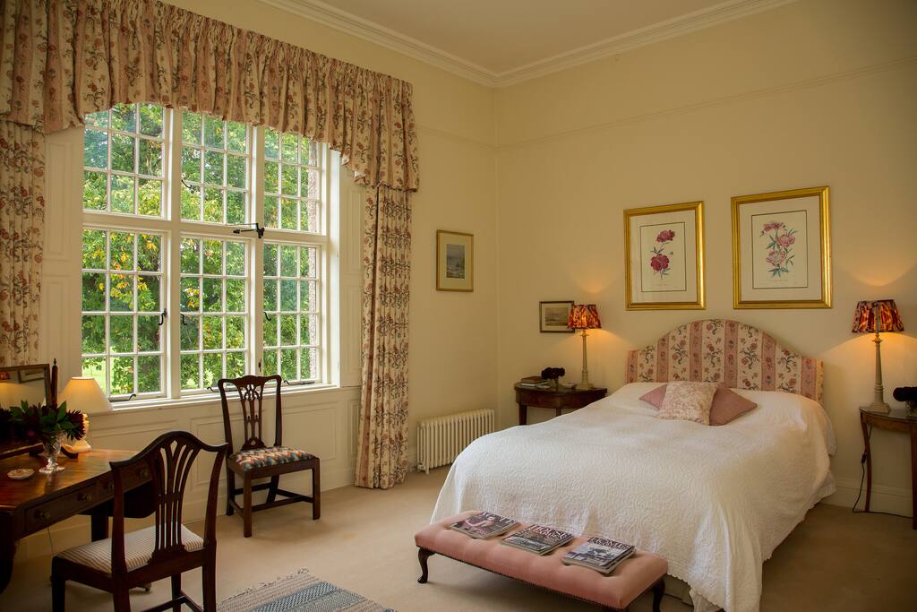 Double bedroom with queen size bed