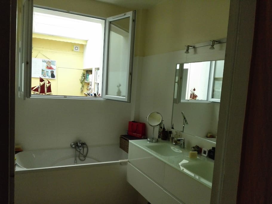 salle de bain + cabine douche sur la gauche