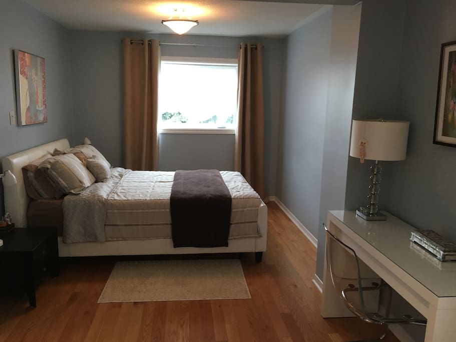 Bedroom - queen size bed