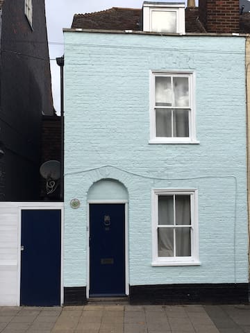 Lovely Attic room  in Quaint Georgian House