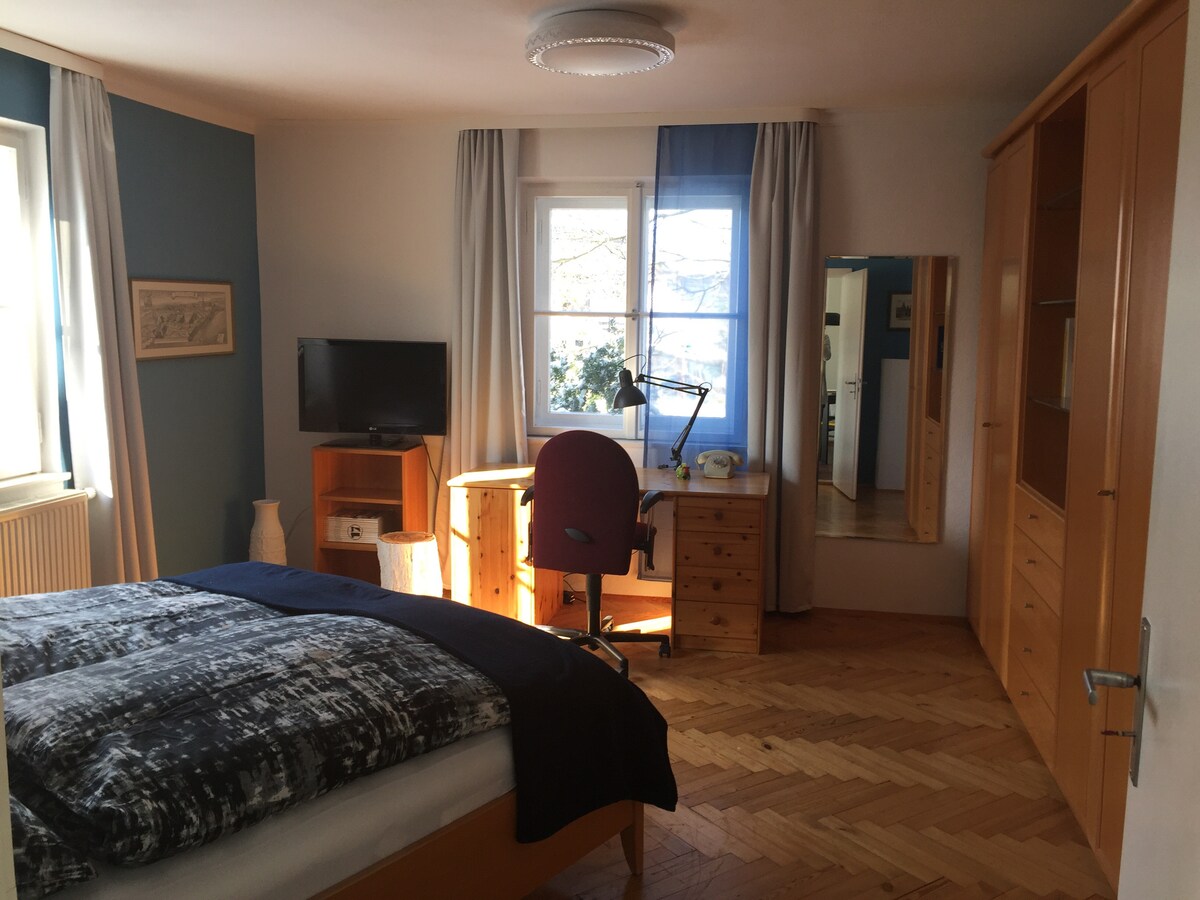 Dormitorio con TV,
escritorio y armario grande.