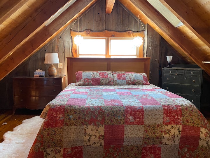 Roshani yenye Kitanda cha Kifalme, anga, na njia mbili pacha 