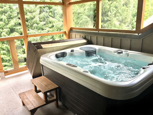 1 BR Townhome with Private Hot Tub - FREE PARKING