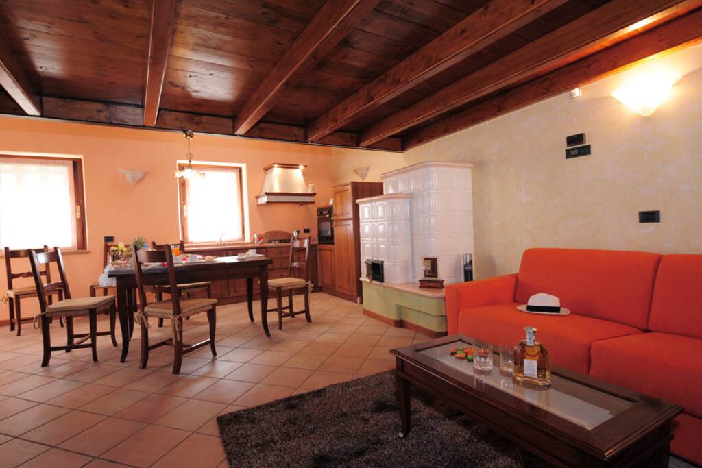 Appartamento con ampi spazi interni e balcone vista lago.