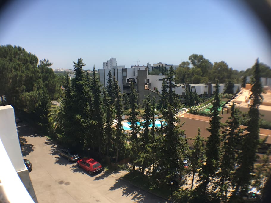 Condomínio e uma das piscinas