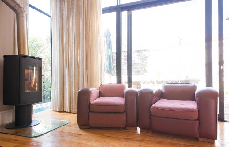 Beautiful home in the city – off the grid gallery image 5