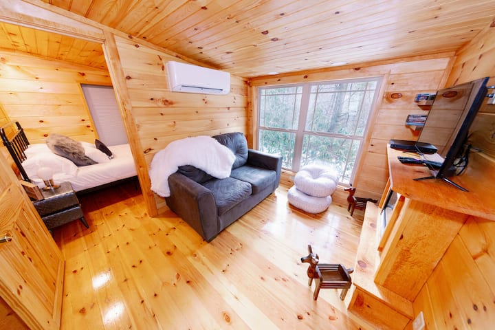 Secluded Tiny Cabin 4~ Outdoor Hot Tub - Roan Mountain, TN