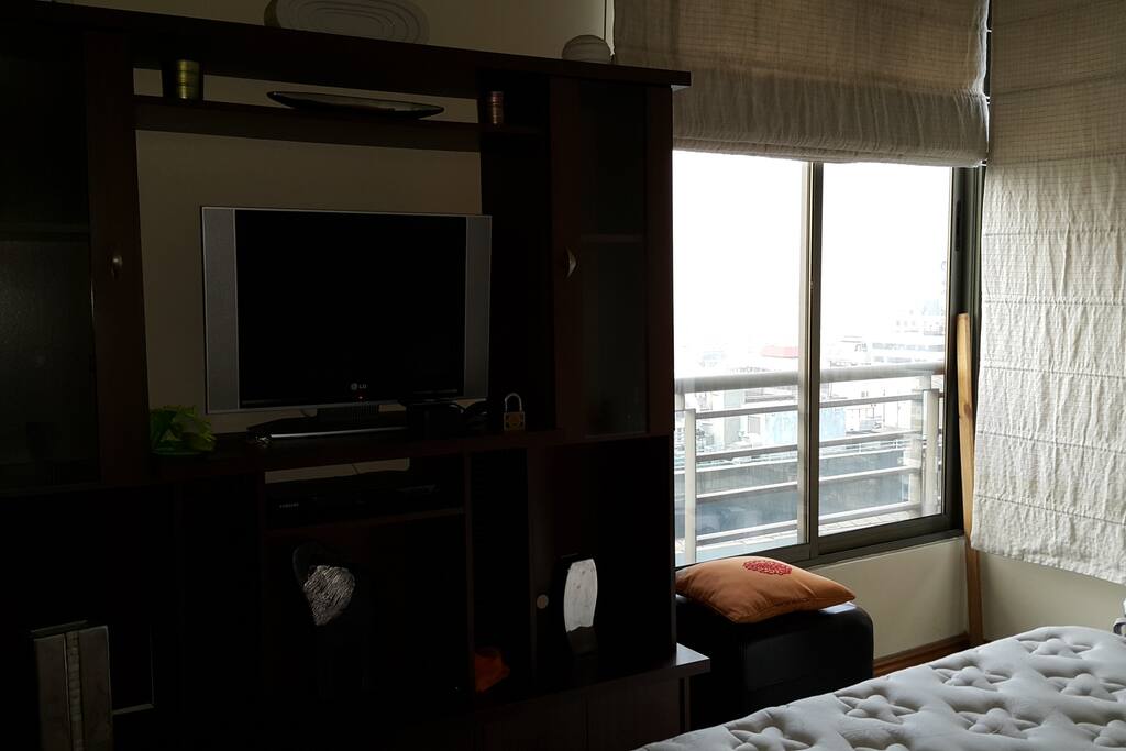 Amplia habitación principal con linda vista despejada. Ventanas con termopanel con vista hacia el sur y con vista hacia el poniente