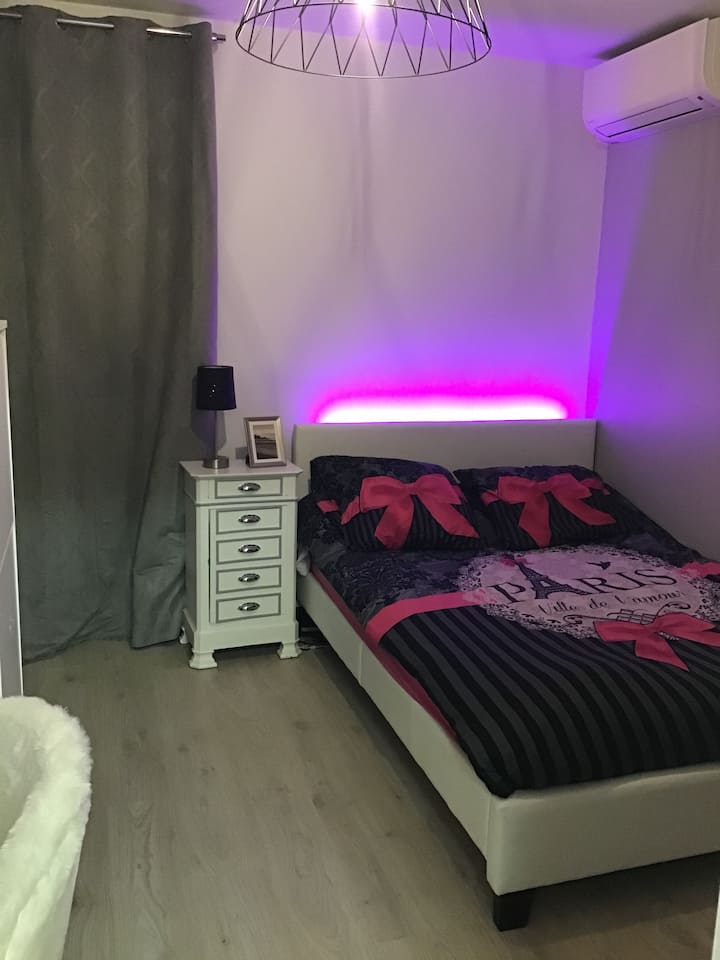 Dhoma e gjumit 2 me banjë private 