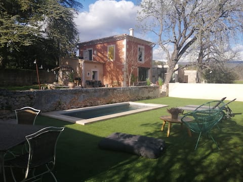 Top performing Airbnb: Charming Country House in Saint Saturnin Lès Apt
