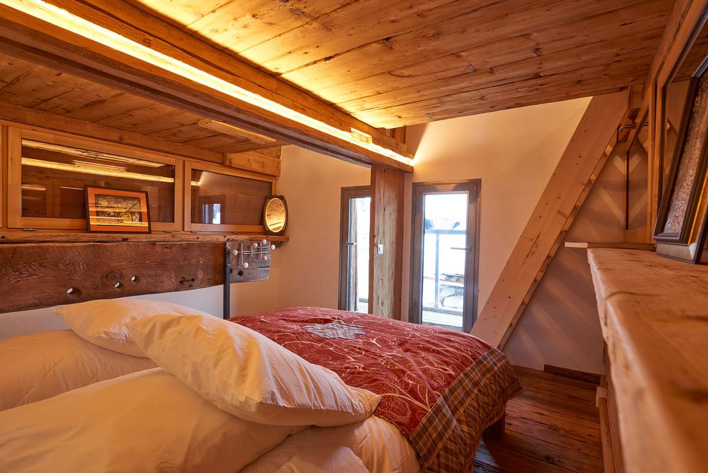 Спална соба со брачен кревет (широк 150-179
