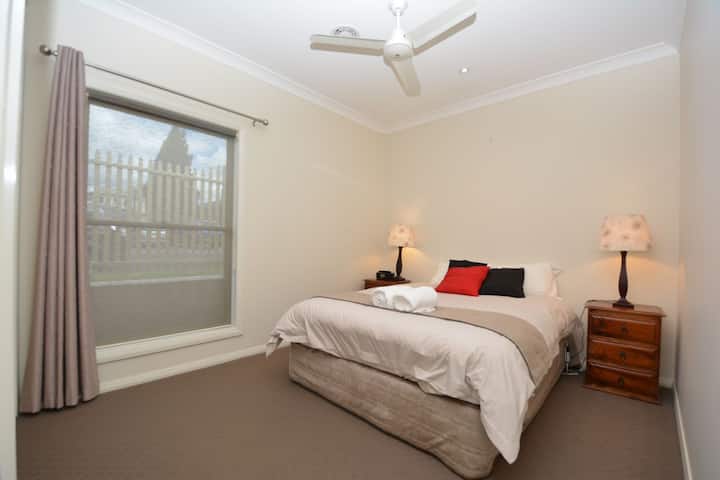 标准双人床卧室，内置浴袍、吊扇、内置浴袍